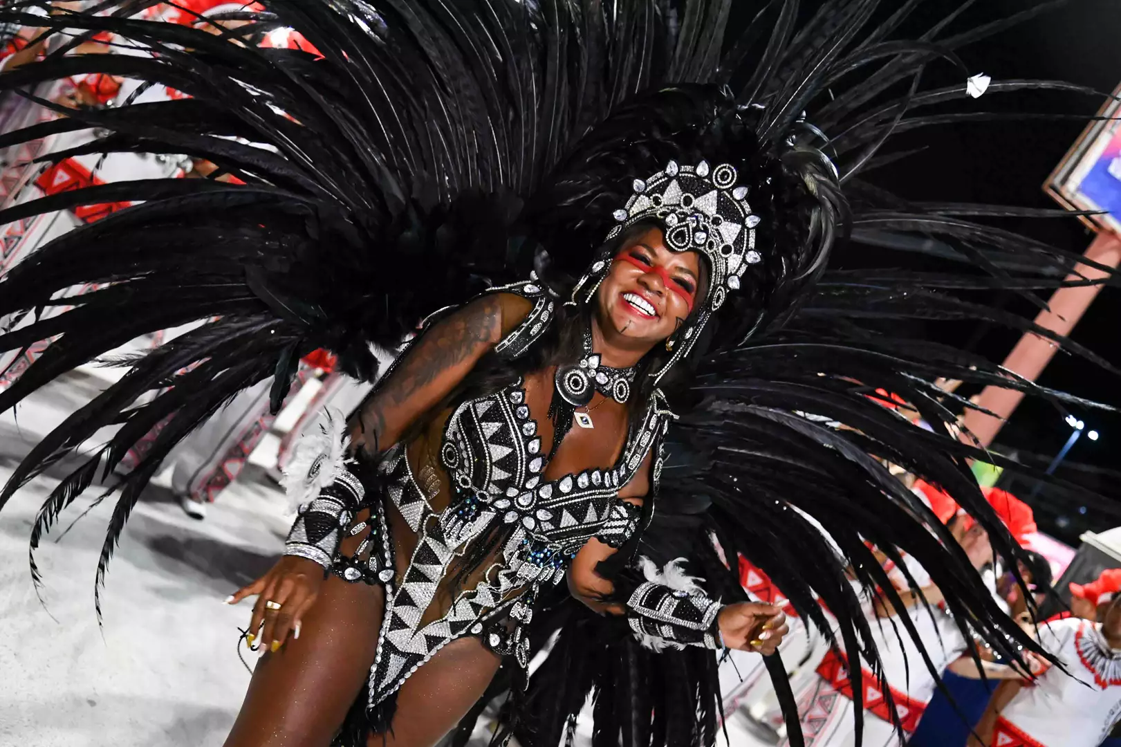 Com fantasia luxuosa, Índia Zurich rouba a cena como rainha de bateria da Vila Santa Tereza